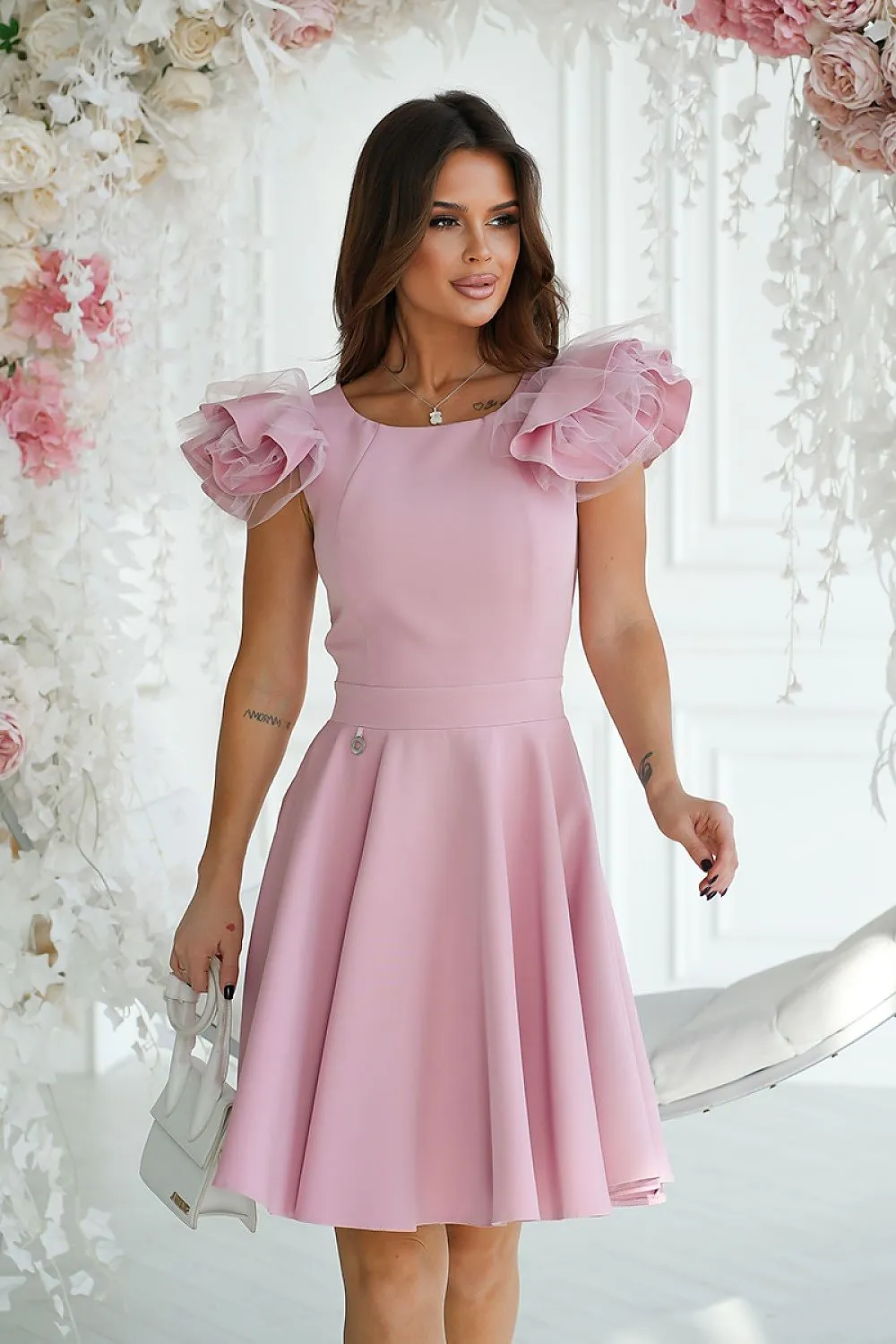 Elegant cocktail dress with unconventional shoulder buffets
