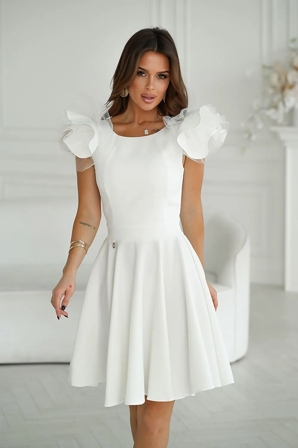 Elegant cocktail dress with unconventional shoulder buffets