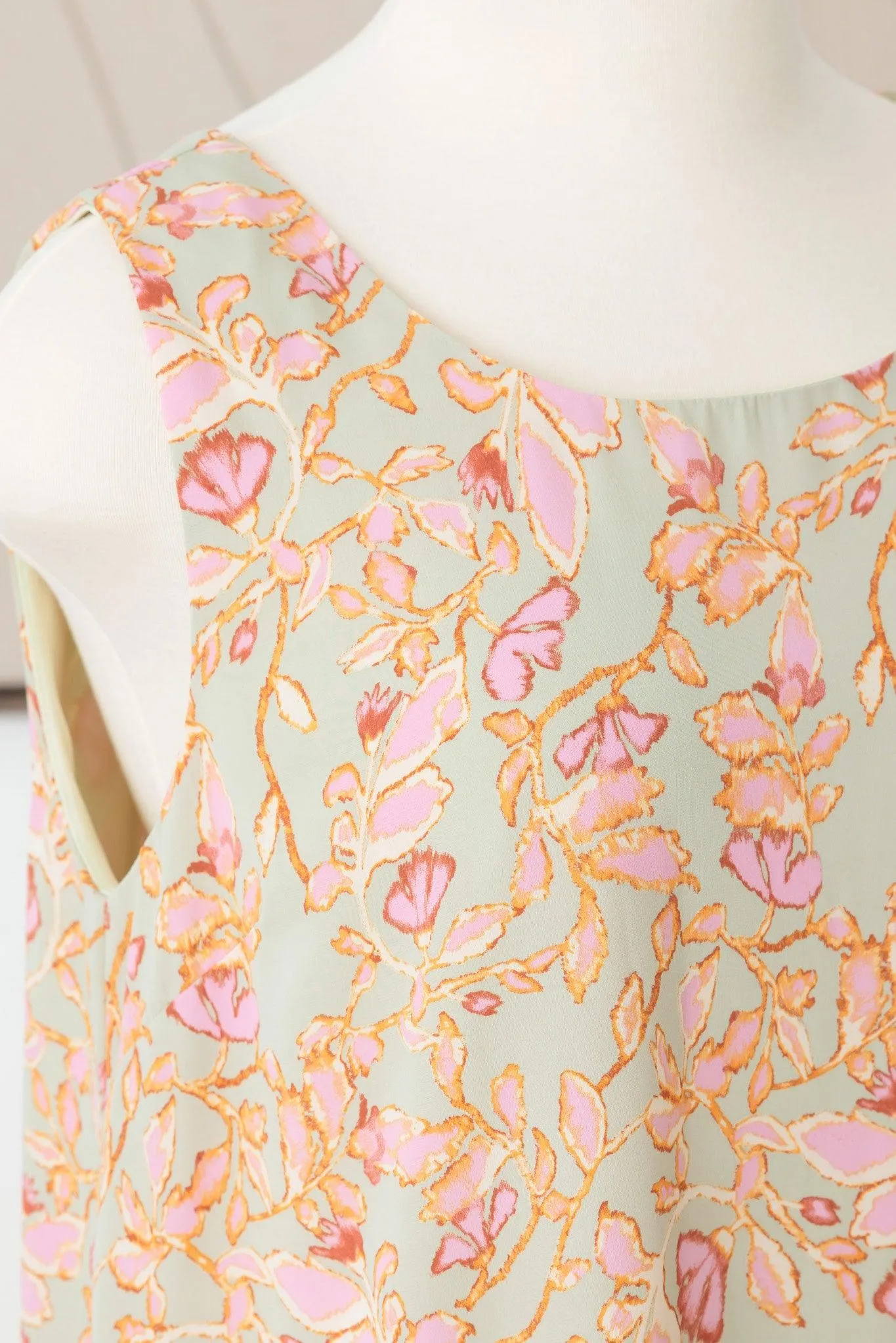 Plus Size Double Layer Sleeveless Floral Top
